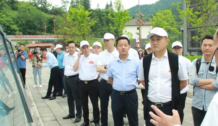 三峽電纜黨支部到華溪村開展“迎七一建黨100周年黨建共建”活動。