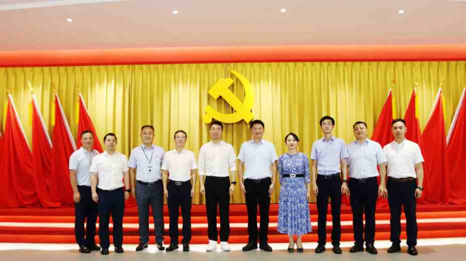 三峽資訊｜團(tuán)市委書(shū)記龍東閣到我司參觀(guān)調(diào)研并組織召開(kāi)座談會(huì)